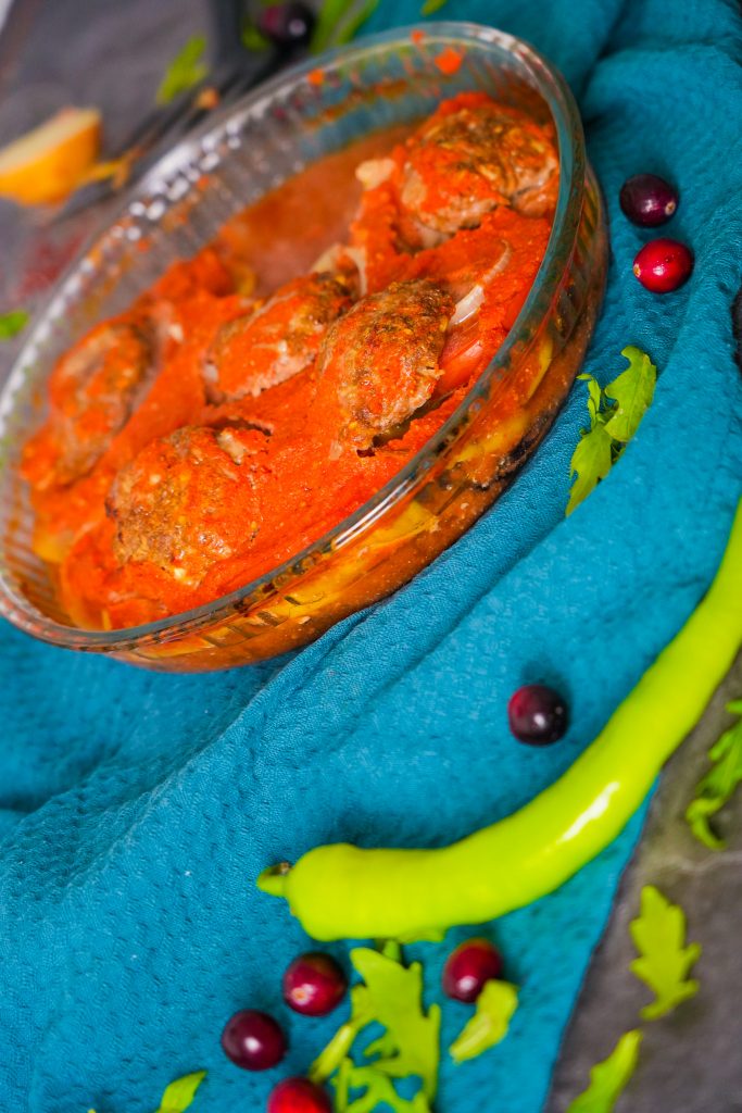 Ein leckerer Auflauf aus Auberginen, Kartoffeln und Frikadellen, übergossen mit würziger Tomatensoße, ideal für die ganze Familie.