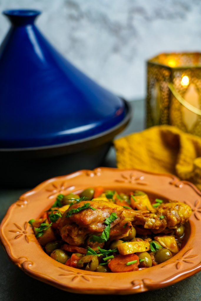 Tajine Zeytoun: Traditionelles algerisch-marokkanisches Gericht mit Hähnchenteilen, grünen Oliven und Kartoffeln in einer würzigen Soße.