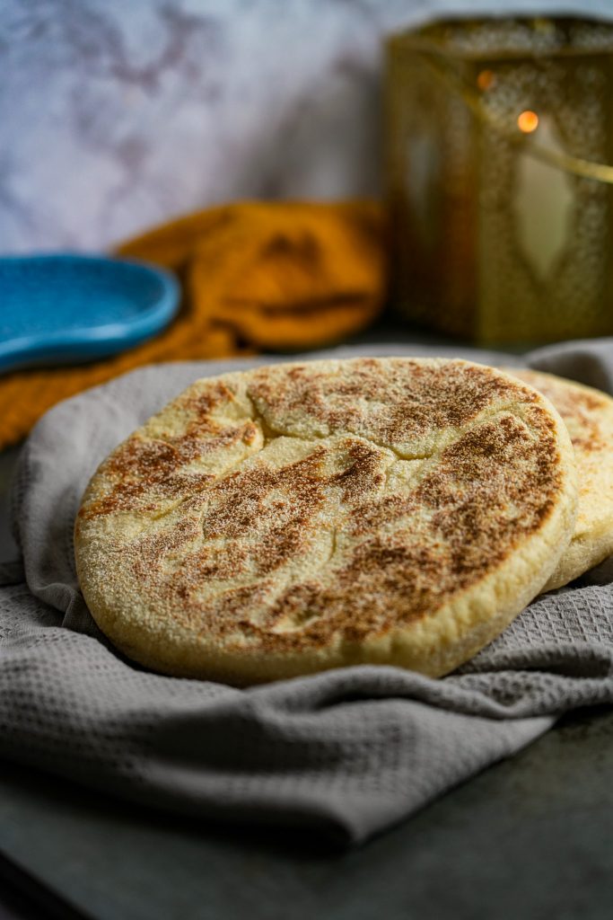 Matlou‘: Algerisches Pfannenbrot mit goldbraunen Flecken, serviert als Beilage oder Fingerfood.