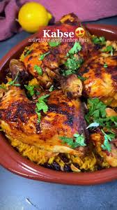 Kabse/Kabsa – Ein arabisches Reisgericht mit würzigem Hähnchen und Dakkus-Soße.