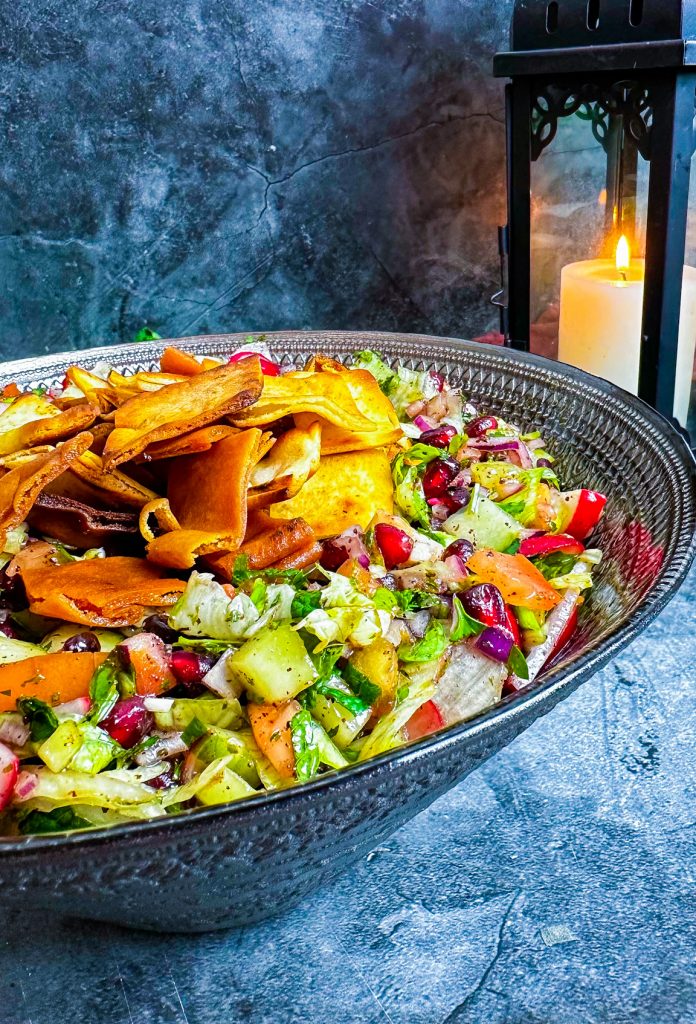 Arabischer Fattoush-Salat mit Gemüse, Brotstücken und Sumach-Dressing.