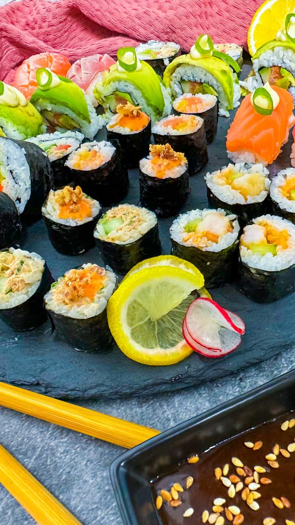 Selbstgemachtes Sushi mit Noriblättern, Lachs, Gemüse und Thunfischcreme.