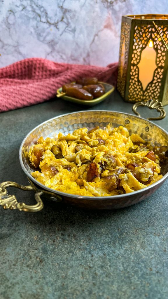 Dattelomelett: Ein süßes, fluffiges Omelett mit saftigen Datteln, serviert mit Fladenbrot.